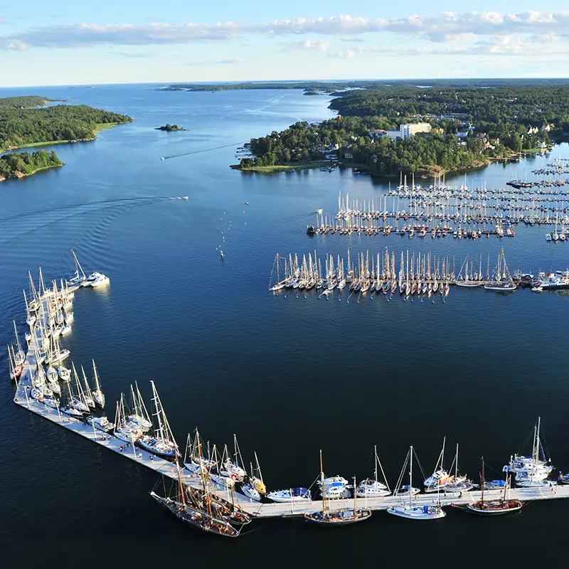 Småbåtshamn av betongpontoner