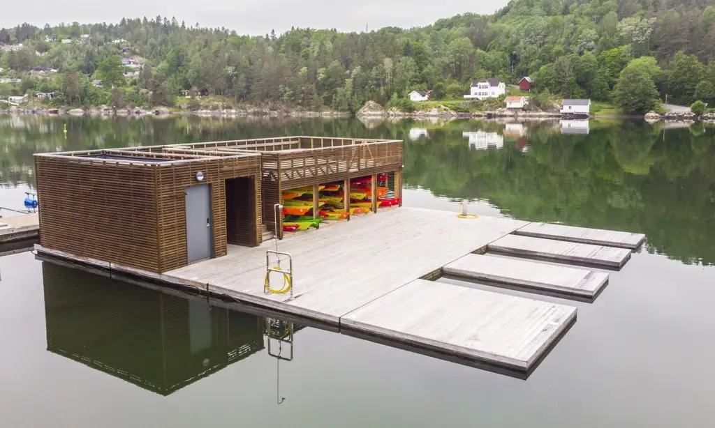 byggnad på specialponton