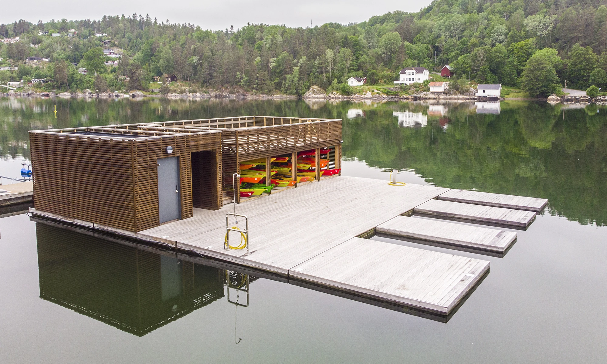 byggnad på specialponton