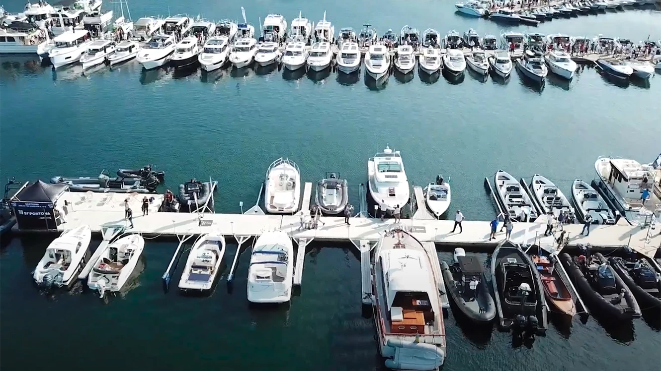 Marina med båtar