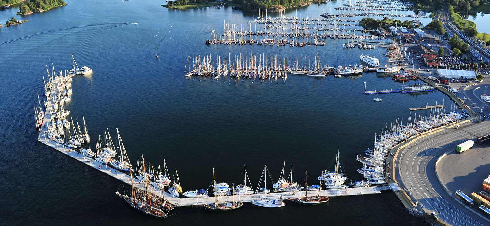 Flygfoto småbåtshamn